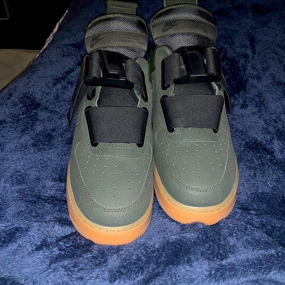 Nike Men’s Olive Green Strap Sneakers with Gum Sole